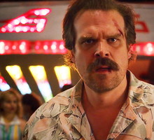 „Stranger Things” 4: Fani mają szokującą teorię na temat Hoppera. Chodzi o pierwszy zwiastun nowego sezonu!