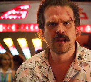 „Stranger Things” 4: Fani mają szokującą teorię na temat Hoppera. Chodzi o pierwszy zwiastun nowego sezonu!