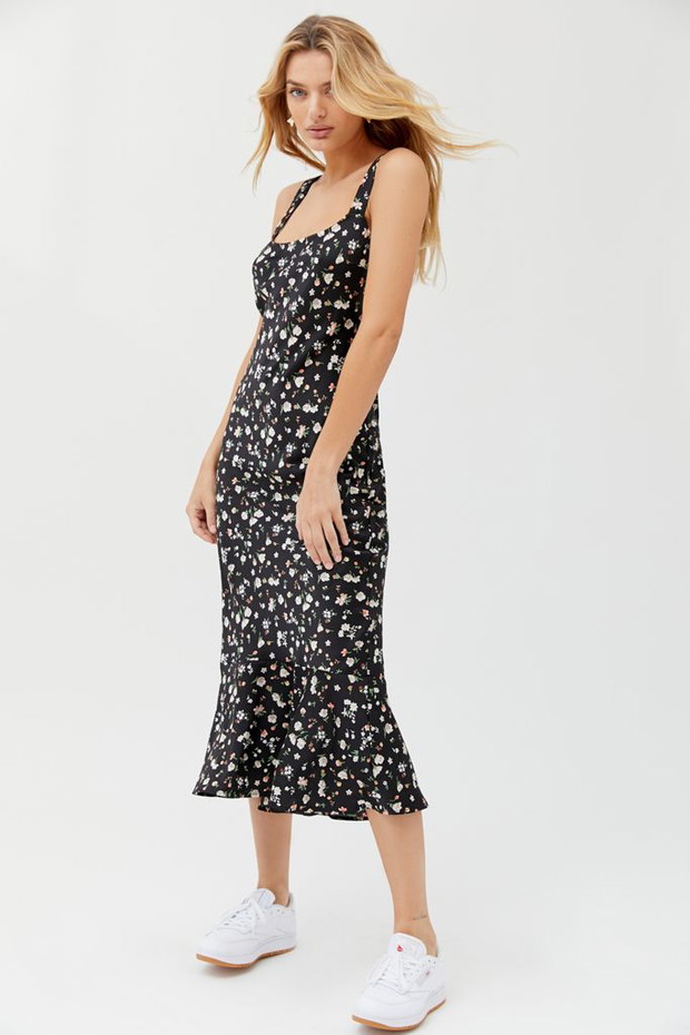 Sukienka Urban Outfitters, przeceniona na około 267 zł z około 356 zł