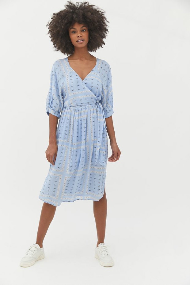 Sukienka Urban Outfitters, przeceniona na około 267 zł z około 356 zł