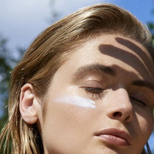 Kremy SPF – najlepsze kremy z ochroną przeciwsłoneczną polecają redaktorki Glamour.pl i makijażystka Iza Kućmierowska
