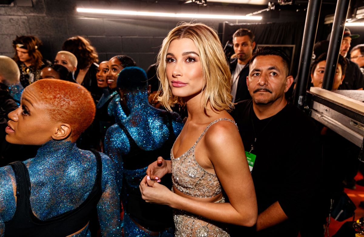Baby brow to najmodniejsze brwi na lato 2020! By uzyskać efekt, który pokochały Hailey Bieber i Bella Hadid potrzebujesz jedynie pęsety i... mydła!
