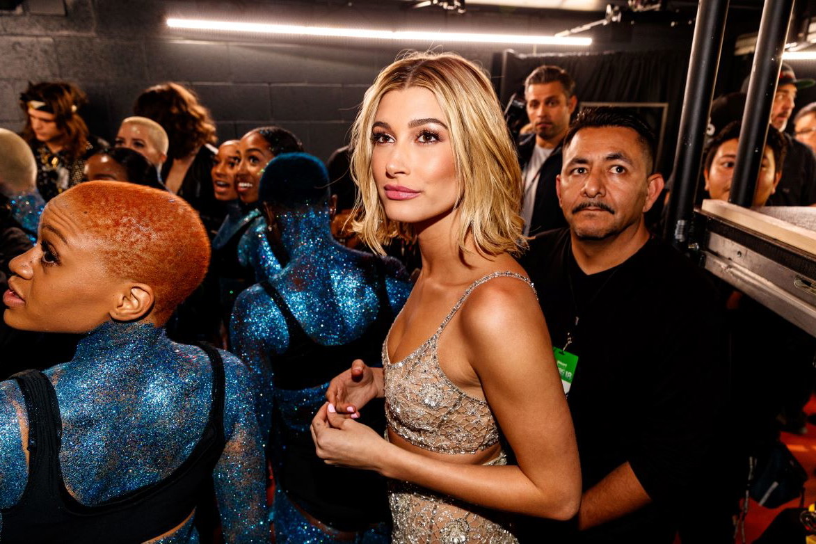 Baby brow to najmodniejsze brwi na lato 2020! By uzyskać efekt, który pokochały Hailey Bieber i Bella Hadid potrzebujesz jedynie pęsety i... mydła!