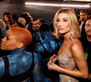Baby brow to najmodniejsze brwi na lato 2020! By uzyskać efekt, który pokochały Hailey Bieber i Bella Hadid potrzebujesz jedynie pęsety i... mydła!