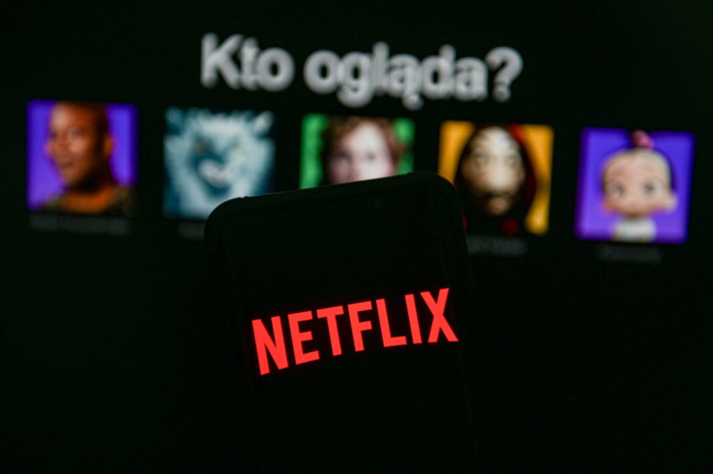 Ten serial Netflixa oglądają teraz wszyscy! Jeżeli jeszcze go nie widzieliście, nadróbcie zaległości