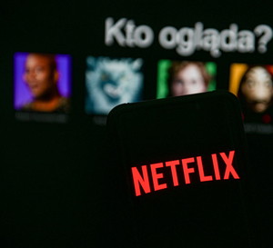 Ten serial Netflixa oglądają teraz wszyscy! Jeżeli jeszcze go nie widzieliście, nadróbcie zaległości