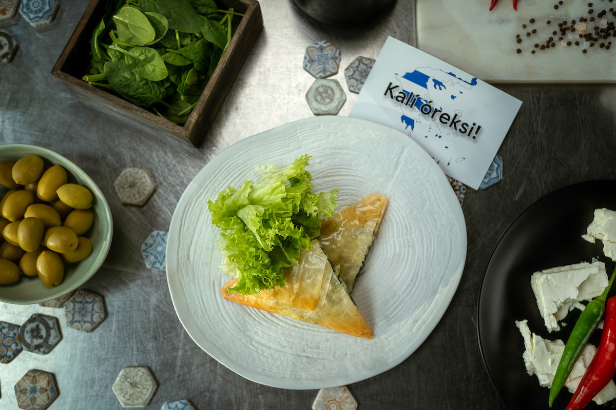 Tego lata wybierz się w podróż... kulinarną! Zacznij od Grecji i zrób „la spanakopita”, tamtejsze ciasto szpinakowe, według przepisu Mateusza Gesslera!