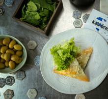 Tego lata wybierz się w podróż... kulinarną! Zacznij od Grecji i zrób „la spanakopita”, tamtejsze ciasto szpinakowe, według przepisu Mateusza Gesslera!