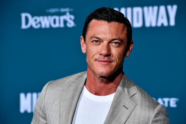 W jednego z dziewiątki nieznajomych wcieli się też Luke Evans.