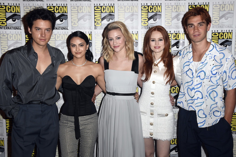Ile zarabiają aktorzy z „Riverdale”? Wiemy, jakie stawki mają Cole Sprouse, Lili Reinhart, KJ Apa i inni!
