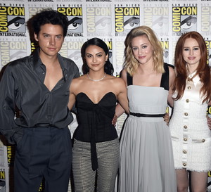 Ile zarabiają aktorzy z „Riverdale”? Wiemy, jakie stawki mają Cole Sprouse, Lili Reinhart, KJ Apa i inni!
