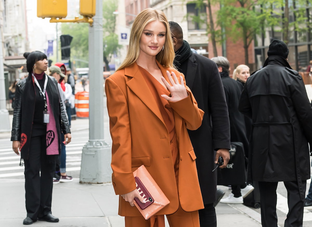 Stylizacyjne triki Rosie Huntington-Whiteley, czyli 5 sposobów, by podrasować swoją stylizację