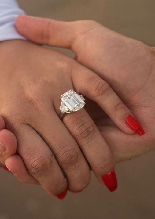 Demi Lovato pokazała piękny pierścionek