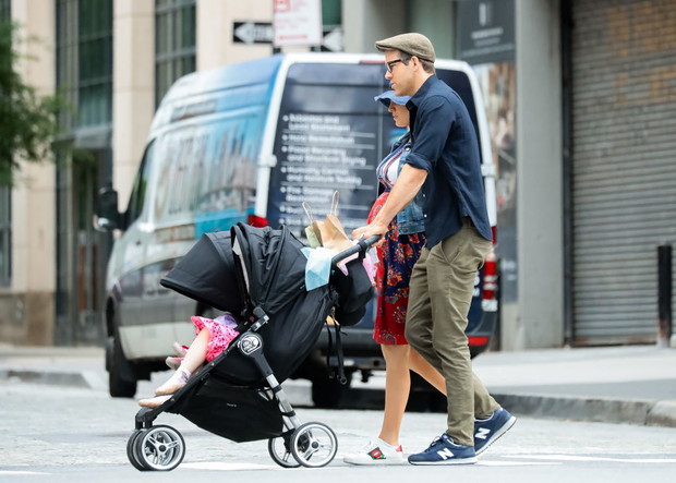 Blake Lively i Ryan reynolds – w wózeczku mała Inez.