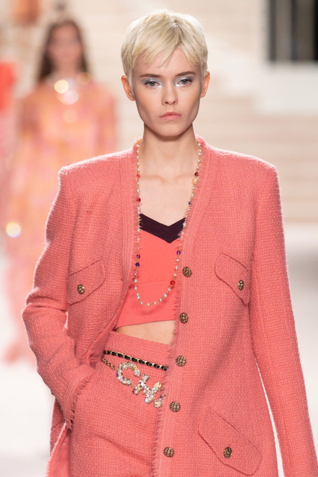 Pixie cut – modelka na pokazie Chanel Metiers d'Art.