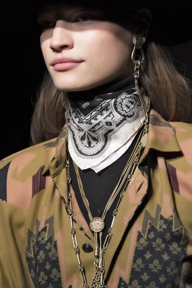 Trendy jesień-zima 2020/21: Chustka blisko szyi, boho chic / Etro