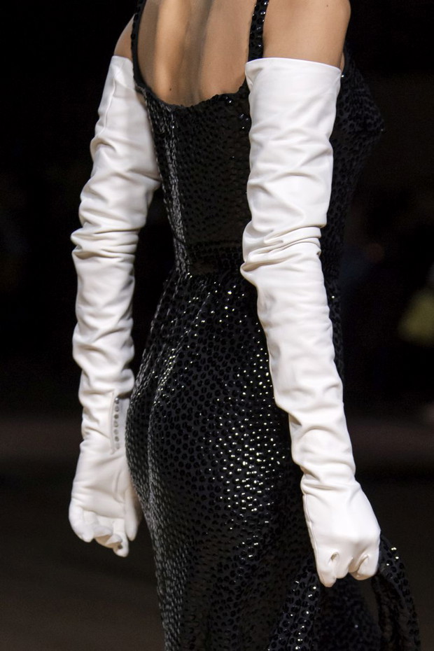Trendy jesień-zima 2020/21: Długie rękawiczki / Marc Jacobs