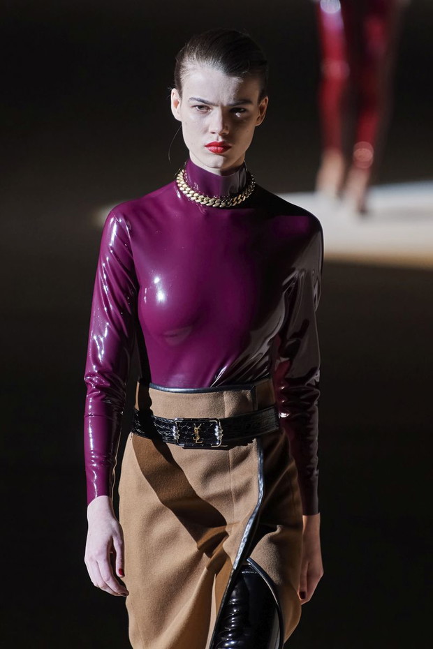 Trendy jesień-zima 2020/21: Lateks, skóra, łańcuchy / Saint Laurent
