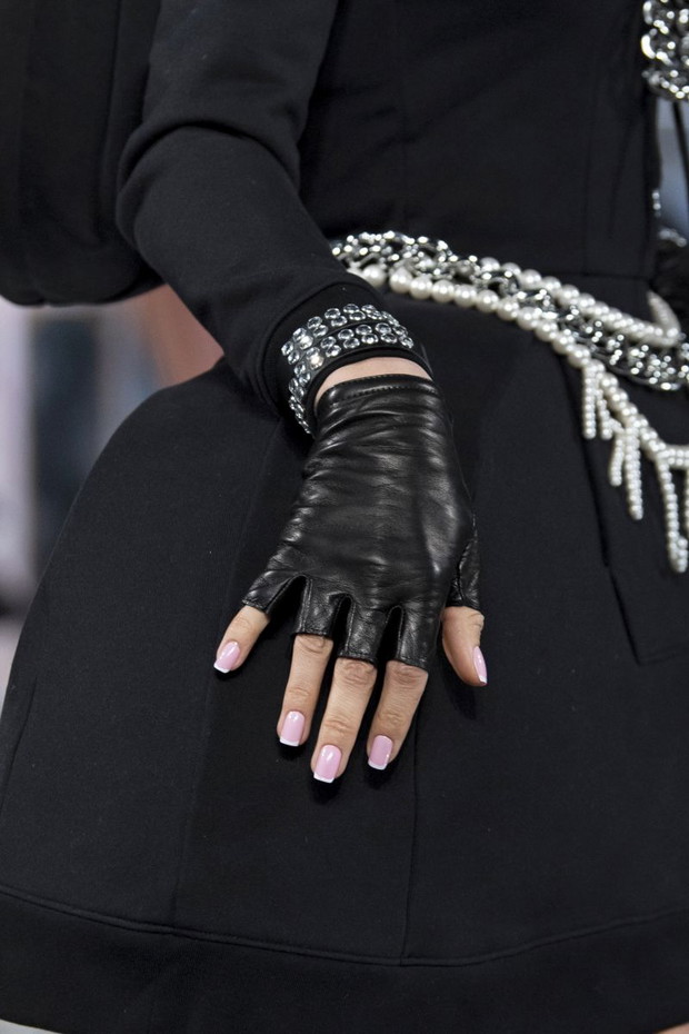 Trendy jesień-zima 2020/21: Rękawiczki, perły, łańcuchy / Moschino