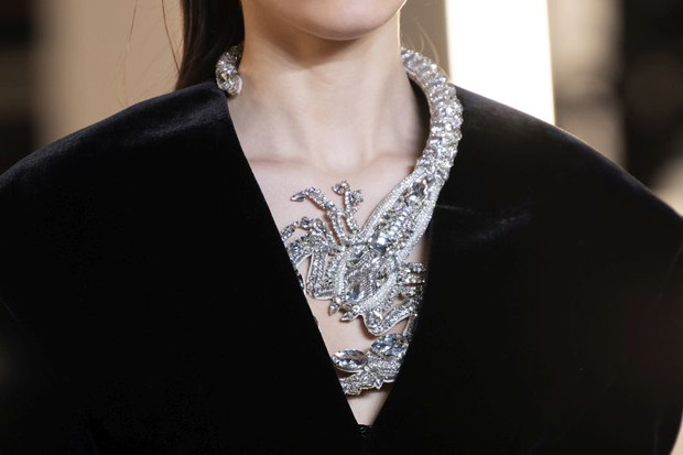 Trendy jesień-zima 2020/21: Wizerunki zwierząt w biżuterii / Balmain