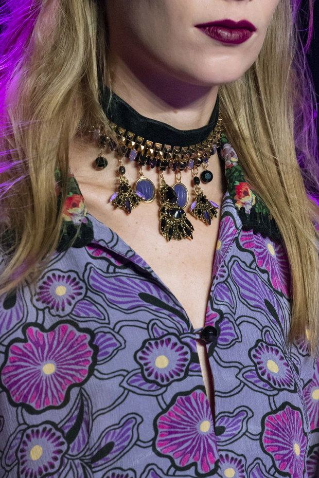 Trendy jesień-zima 2020/21: Zdobne chokery inkrustowane kamieniami szlachetnymi / Anna Sui