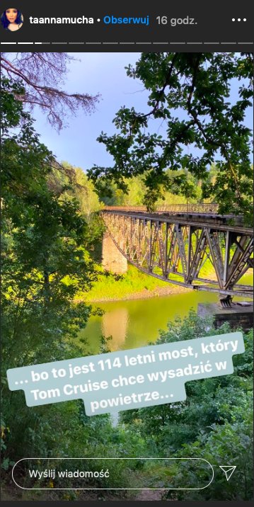 Anna Mucha protestuje przeciwko wysadzeniu pilichowskiego mostu.