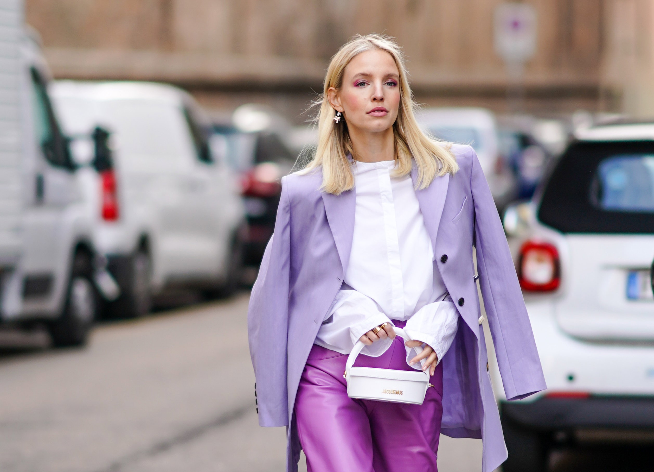 Trendy lato 2020: modne ubrania w kolorze liliowym. Sprawdzamy, jak stylizują je popularne influencerki
