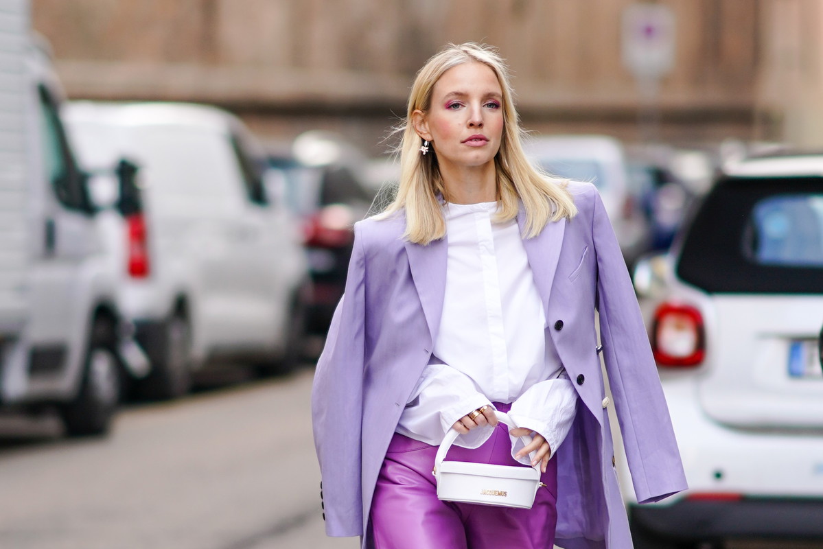 Trendy lato 2020: modne ubrania w kolorze liliowym. Sprawdzamy, jak stylizują je popularne influencerki