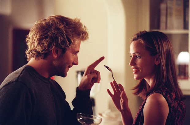 Jennifer Garner i Bradley Cooper w jednym z odcinków serialu „Alias”.