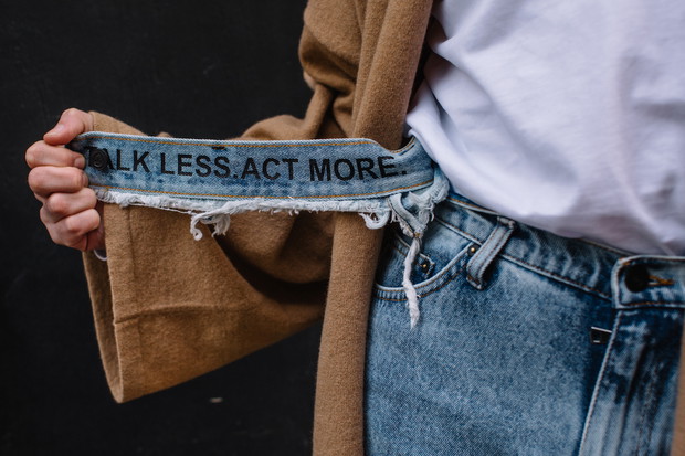 Moda trendy jesień-zima 2020/21: Jakie jeansy będą modne jesienią 2020? Fasony, których nie będziecie chciały zdejmować