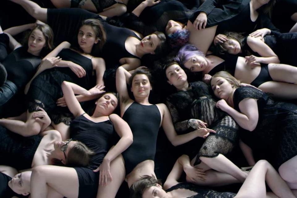 „It’s not about hair” to ciałopozytywna akcja, która normalizuje kobiecie owłosienie. To wideo musi powinien obejrzeć każdy!