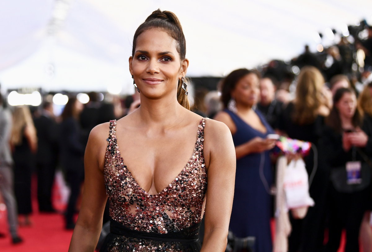 Halle Berry po 18 latach odtworzyła słynny (wakacyjny) look z Bonda. Wyglądała... – zresztą zobaczcie sami!