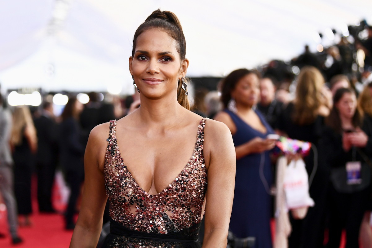 Halle Berry po 18 latach odtworzyła słynny (wakacyjny) look z Bonda. Wyglądała... – zresztą zobaczcie sami!