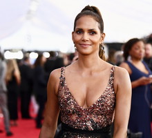 Halle Berry po 18 latach odtworzyła słynny (wakacyjny) look z Bonda. Wyglądała... – zresztą zobaczcie sami!