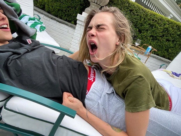 Cara Delevingne i Margaret Qualley nie szczędzą sobie czułości.