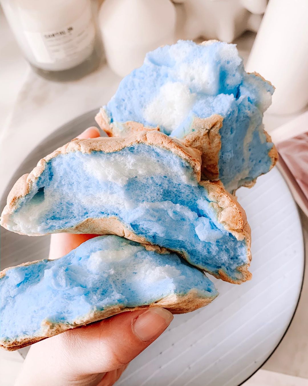 Zapomnijcie o chlebie bananowym, teraz pora na #cloudbread! Chlebek przypominający chmury jest banalnie prosty do zrobienia i bardzo fotogeniczny. Teraz to on rządzi na Instagramie