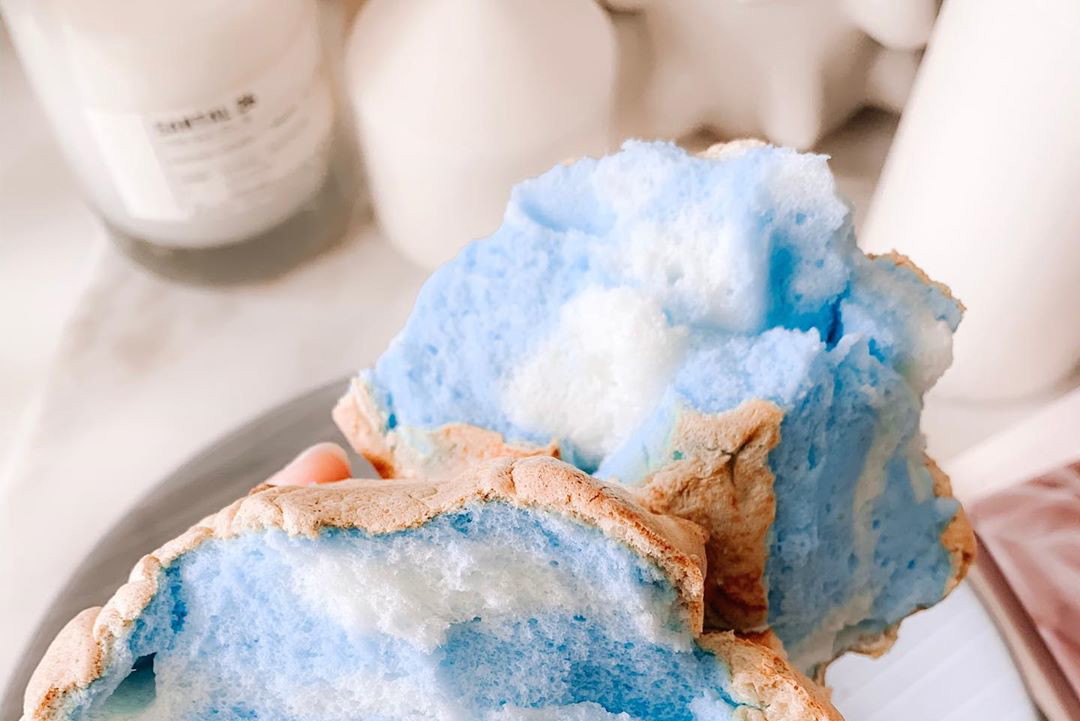 Zapomnijcie o chlebie bananowym, teraz pora na #cloudbread! Chlebek przypominający chmury jest banalnie prosty do zrobienia i bardzo fotogeniczny. Teraz to on rządzi na Instagramie