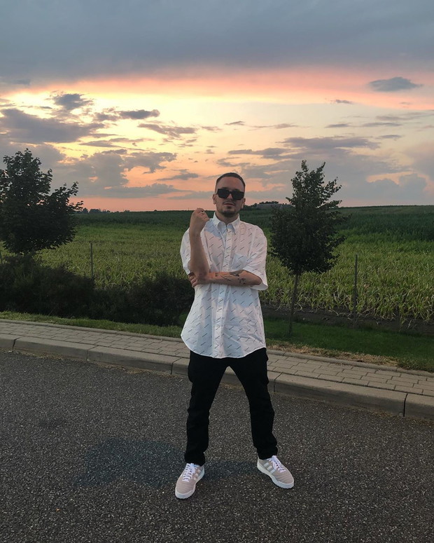 Lanek – nowy chłopak Sandry – jest producentem muzycznym.