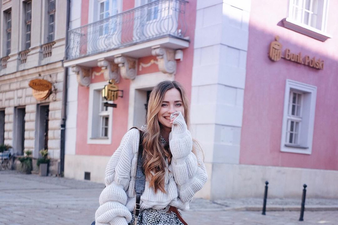 Trendy 2020: Sukienki, swetry i buty, które tej jesieni noszą influencerki. Nie wydacie na nie majątku!