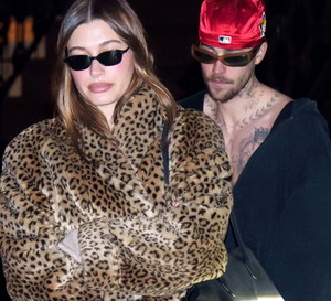 szary kardigan hailey bieber
