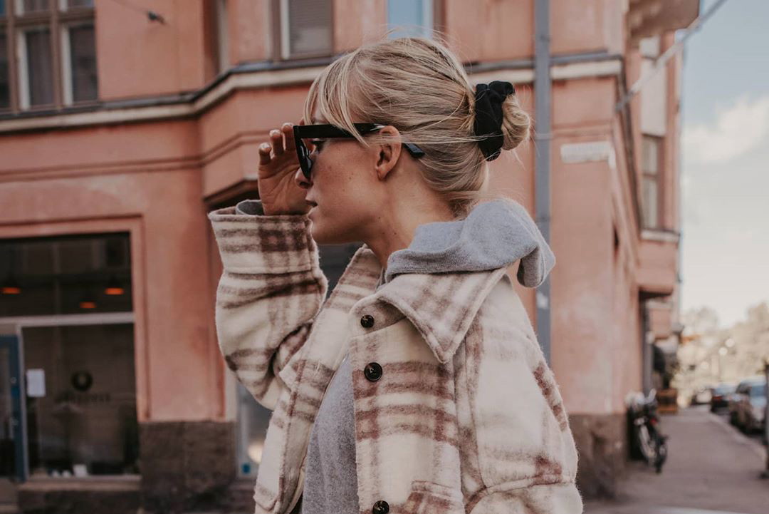Mikrotrend na jesień 2020: Kurtka koszulowa w kratę – to właśnie ta kurtka w tym sezonie jest najmodniejsza. Wiemy, gdzie ją kupić!
