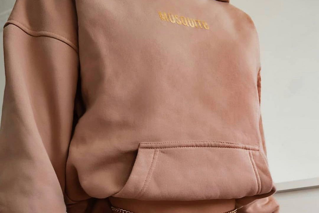 Moda 2020: Bluzy i dresowe spodnie, w których mogłybyśmy chodzić non stop. W sam raz na jesienne lenistwo