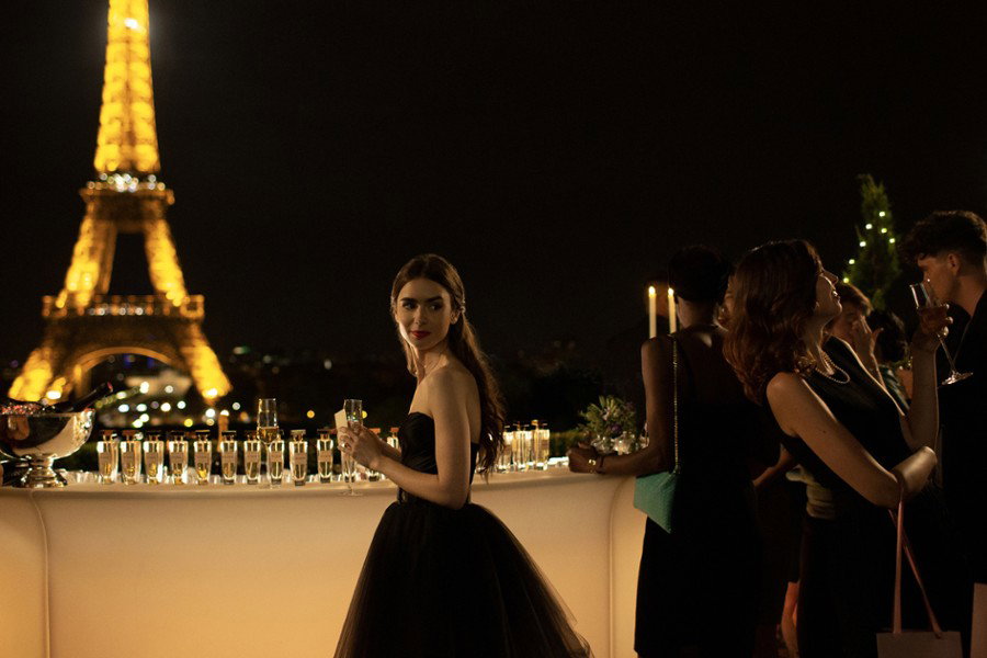 „Emily in Paris”: Jak ubrać się jak Francuzka? Inspiracji szukamy w popularnym serialu Netfliksa. Te rzeczy warto mieć w swojej szafie