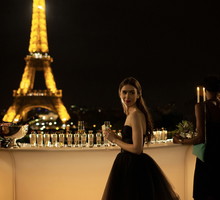„Emily in Paris”: Jak ubrać się jak Francuzka? Inspiracji szukamy w popularnym serialu Netfliksa. Te rzeczy warto mieć w swojej szafie