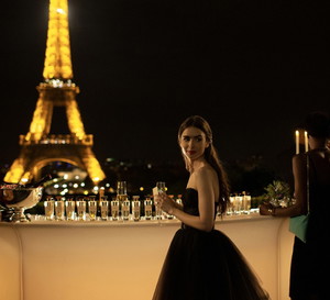„Emily in Paris”: Jak ubrać się jak Francuzka? Inspiracji szukamy w popularnym serialu Netfliksa. Te rzeczy warto mieć w swojej szafie