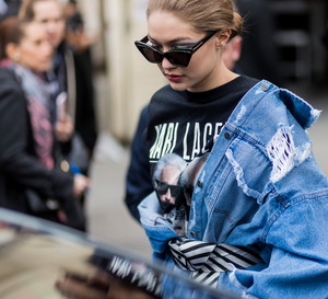 Gigi Hadid nie rozstaje się z butami, które pamiętacie z liceum. To jeden z modniejszych modeli na jesień 2020