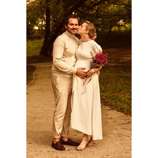Lara Gessler (w sukni ślubnej) i Piotr Szeląg w dniu ślubu.