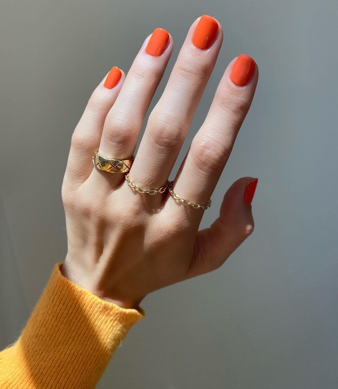 Ten prosty trik sprawi, że nie pobrudzisz skórek lakierem przy malowaniu paznokci. Manicure w domu nigdy nie był łatwiejszy!