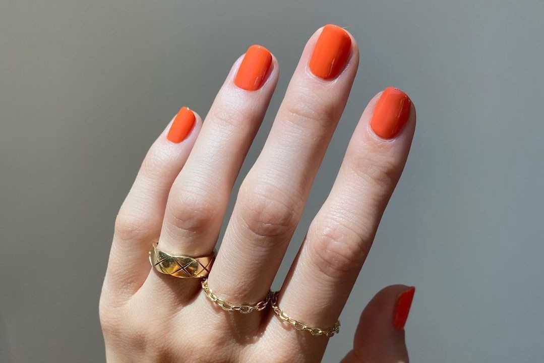 Ten prosty trik sprawi, że nie pobrudzisz skórek lakierem przy malowaniu paznokci. Manicure w domu nigdy nie był łatwiejszy!