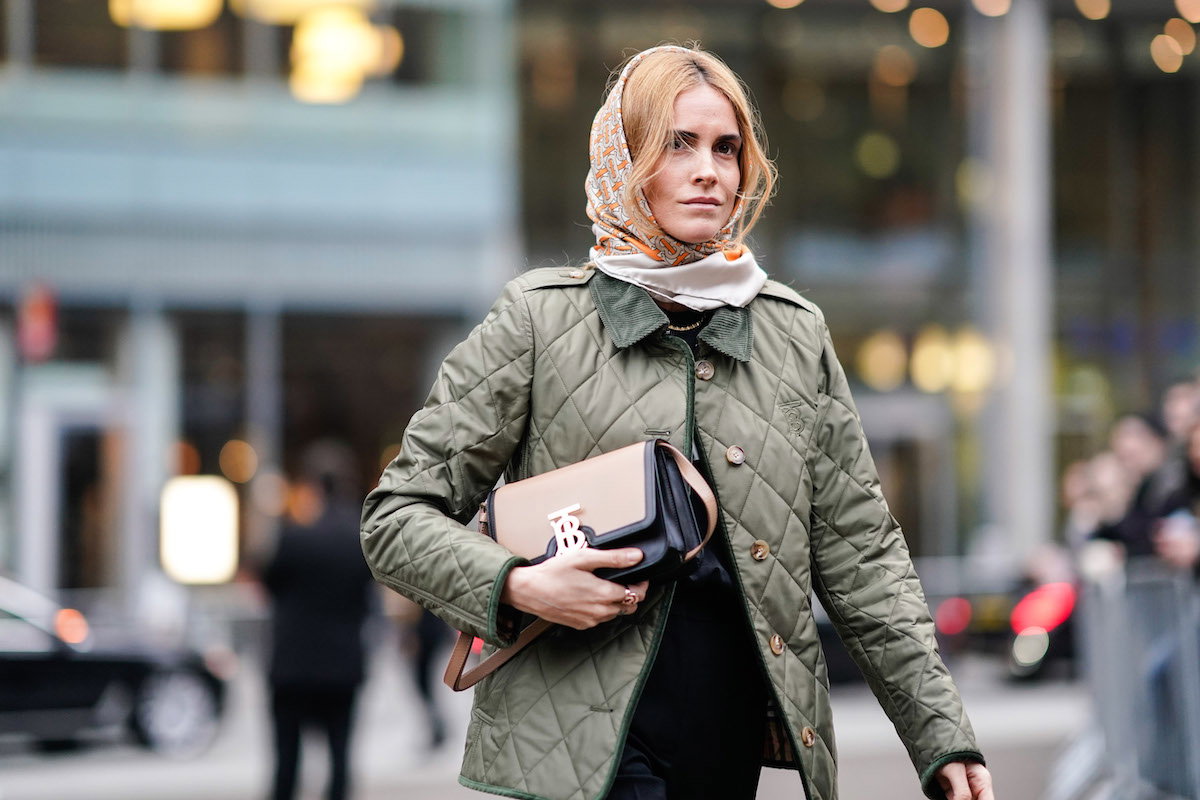 Moda 2020: Nosi ją twoja babcia i królowa Elżbieta. Ta kurtka to tej jesieni absolutny must-have!